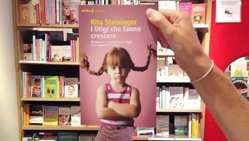 Termasuk membuat foto yang memadukan wajah dengan sampul buku. Foto: instagram.com/librairie_mollat