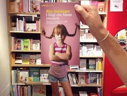 Kreatif! Ketika Wajah Menyatu dengan Sampul Buku