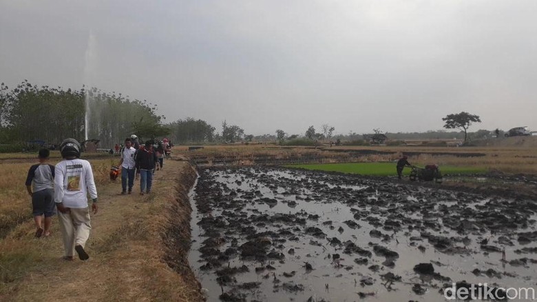 Heboh Semburan Air Berpasir 30 Meter, Warga Manfaatkan untuk Ini Heboh Semburan Air Berpasir 30 Meter, Warga Manfaatkan untuk Ini