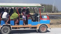 Warga dari berbagai usia datang ke lokasi. Mereka penasaran dengan semburan air itu.
