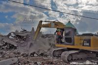 Suara Lirih dan Batuk di Balik Runtuhan Masjid di Lombok