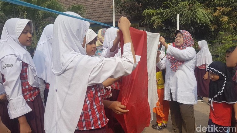 Jelang 17-an, Anak SD di Serang Bersihkan Bendera Merah Putih Jelang 17-an, Anak SD di Serang Bersihkan Bendera Merah Putih