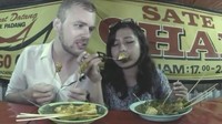 Asyik makan sate padang bersama temannya. Eike sampai joget-joget karena doyan. Foto: instagram @bulekulineran