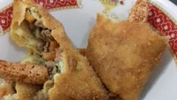 Ini paduan yang unik risoles isi ayam dan basreng (bakso goreng). Pastinya kenyal-kenyal gurih ya. Foto : Instagram @ sugiartoraharjo.