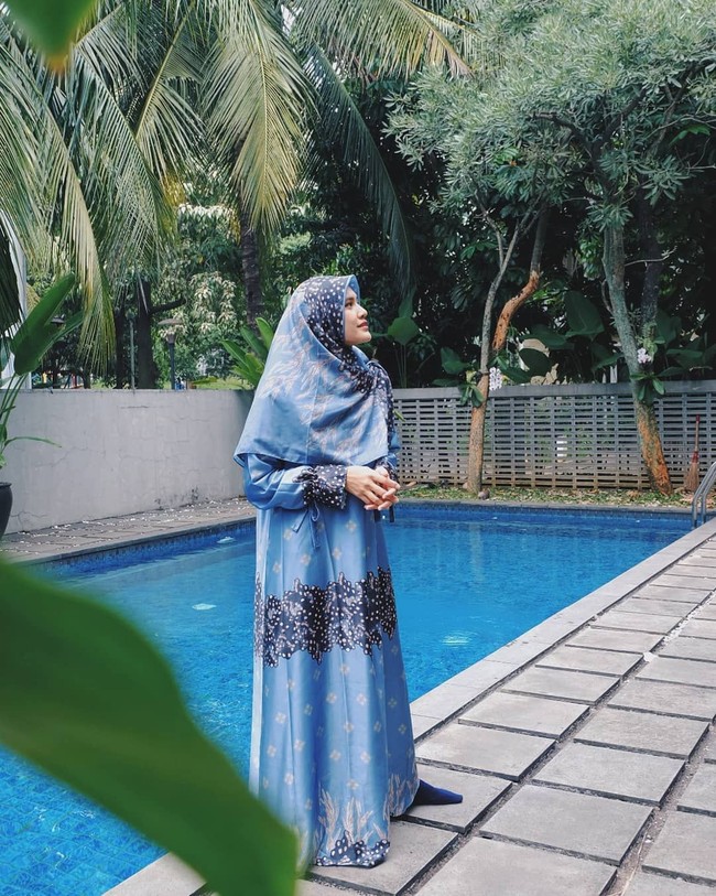 Sejak berhijab, Ratu Anandita memang sudah mulai berproses untuk memakai hijab syari. Tapi di tahun ini, ia terlihat makin istiqomah memakai hijab yang menutupi dada dan busana yang longgar Foto: Instagram/Ratuanandita