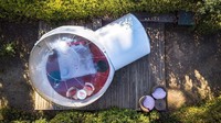 Foto: Walaupun memiliki kamar tidur transparan, tapi pod ini tetap memiliki kamar mandi yang tertutup dan terpisah. Gelembung yang berdiameter 13 kaki atau sekitar 3,9 meter ini memiliki tipe kasur queen atau 2 orang per kamar. (AttrapRêves/Facebook)