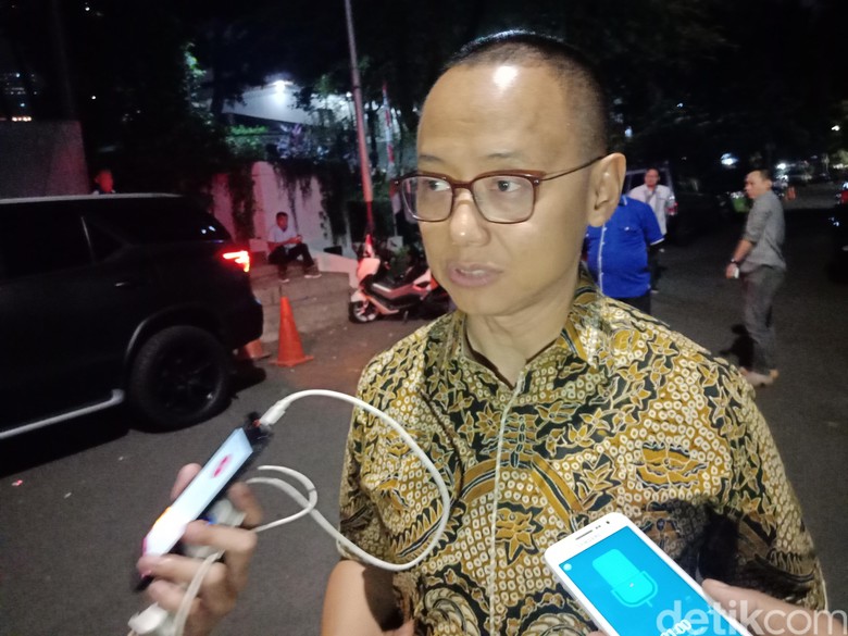 Sekjen PAN Mengelak Saat Ditanya Alasan Datang ke Balai Kota Sekjen PAN Mengelak Saat Ditanya Alasan Datang ke Balai Kota