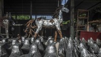 Hasil karya para perajin di Kasongan ini pun mendapat dukungan dari Dinas Perdagangan dan Kerjasama Industri di Bantul, Yogyakarta yang gencar mempromosikan kerajinan seni hasil karya perajin Kasongan dan daerah lainnya ke berbagai negara di dunia.
