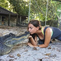 Gabby Scampone sering mengunggah foto dirinya mencium atau memeluk buaya. Sama sekali tidak ada ketakutan dalam dirinya berada begitu dekat dengan hewan yang kerap memangsa manusia itu. Foto: Instagram @ gabbynikolle