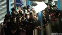 Pada jam sibuk seperti sore hari jumlah penumpang yang menggunakan bus Transjakarta meningkat tajam. Para penumpang berdesakan mengantre menunggu bus Transjakarta.