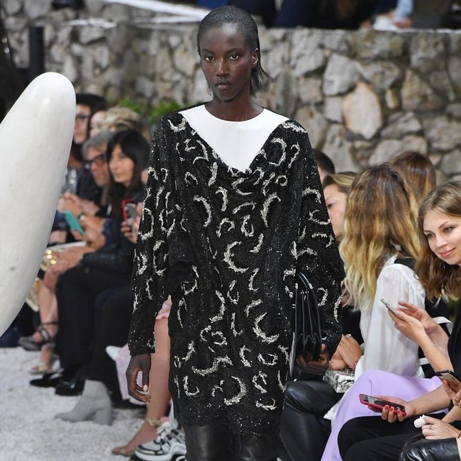 Anok mencuri perhatian di fashion show Louis Vuitton. (Foto: Instagram/anokyai)