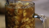 Segelas wedang rempah juga dicobanya. Minuman tradisional ini dibilangnyaa ueeeeennaaaaaak. Setuju nggak? Foto: instagram @bulekulineran