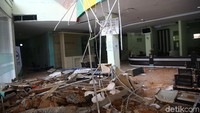 Dinding ambruk menimpa beberapa bangku ruang tunggu rumah sakit.
