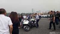 Anies terlihat cukup lihai saat mengendarai motor tersebut. Tapi saat akan memarkir, motornya tiba-tiba jatuh ke sisi kanan.