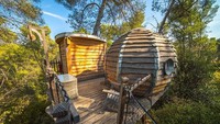 Foto: Selain kamar pod, hotel ini juga menyediakan kamar lain dengan konsep cottage. Walau tak beratap bintang, traveler tetap bisa menikmati suasana alam. (AttrapRêves/Facebook)