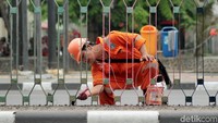 Sebanyak 40 petugas dikerahkan untuk melakukan mempercantik pembatas jalan tersebut.