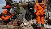 Petugas mengecek trafo yang tertimpa reruntuhan bangunan. Dian/Humas PLN Pusat.