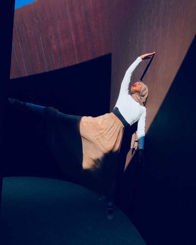 Melihat foto tersebut, banyak netizen yang terpana. Posenya dinilai sangat artistik, sehingga cocok dijadikan sampul majalah Vogue. Foto: Instagram/wafa_s_osman