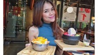 Es krim dengan aneka potongan buah, jadi pilihan yang pas untuk Kim dan sang kekasih di tengah panasnya cuaca. Foto: Instagram @kimkurniawan