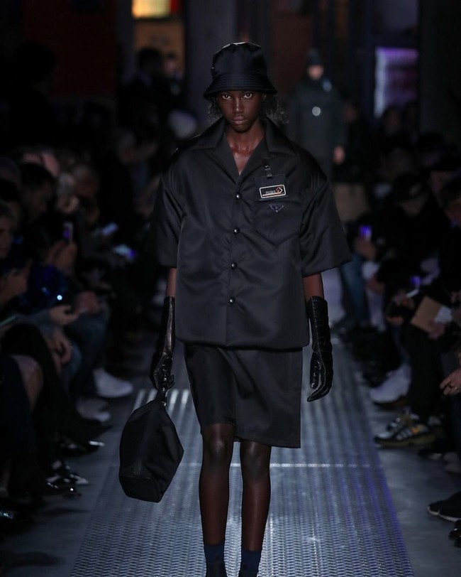 Sejak itu kehidupan Anok berubah. Banyak rumah mode yang tertarik menggunakan perempuan 20 tahun itu sebagai modelnya. Ia bahkan mencetak sejarah sebagai model Sudan pertama yang membuka fashion show Prada. (Foto: Instagram/anokyai)