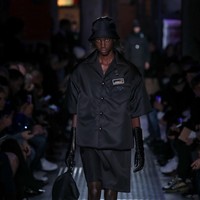 Sejak itu kehidupan Anok berubah. Banyak rumah mode yang tertarik menggunakan perempuan 20 tahun itu sebagai modelnya. Ia bahkan mencetak sejarah sebagai model Sudan pertama yang membuka fashion show Prada. (Foto: Instagram/anokyai)