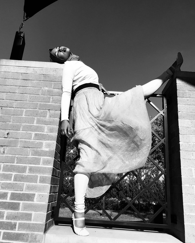 Beberapa fotonya menunjukkan Wafa juga seorang penari. Ia berpose ala penari dengan mengenakan sepatu balerina lengkap dengan rok khas balerina. Foto: Instagram/wafa_s_osman