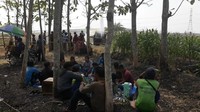 Warga ada yang membawa bekal dan makan di sekitar lokasi.