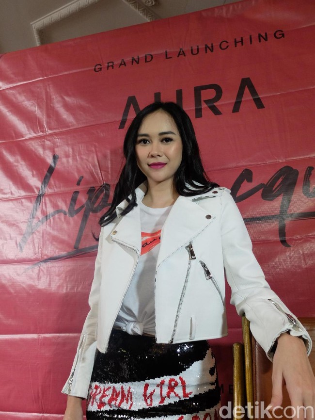 Saat ditemui di acara grand launching lipstiknya Aura Lip Lacquer yang berkolaborasi dengan perusahaan LVF Cosmetics, Aura Kasih mengungkapkan tips menjaga kecantikan bibirnya. Salah satunya adalah tidak merokok. (Foto: Anggi Mayasari / Wolipop)