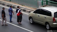 Warga menyeberang jalan di Tanah Abang, padahal di kawasan tersebut ada JPO.