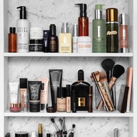 Tren shelfie, atau pamer isi rak maupun lemari berisi produk-produk high-end memang jadi salah satu fenomena baru di Instagram. Ketimbang beli banyak produk high-end asli yang harganya selangit, netizen lebih memilih membeli beberapa botol kosong yang masih lengkap dengan label. Foto: Dok. Design by Aikonik