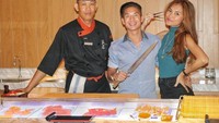Berkunjung ke restoran Jepang, Kim dan sang kekasih sempat belajar teknik mengolah sushi. Foto: Instagram @kimkurniawan