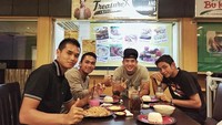 Selain hobi kulineran, rupanya Kim sempat membuka gerai restoran yang menyajikan hidangan kesukaannya seperti nasi goreng hingga soto Bogor. Foto: Instagram @kimkurniawan