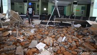 Puing-puing bangunan masih dibiarkan berserakan di lantai rumah sakit.