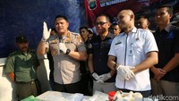 Dari dalam rumah tersebut polisi menyita alat produksi dan sabu siap edar.