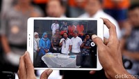 Dalam aplikasi tersebut, tersangka mem-posting nomor telepon yang bisa dihubungi. Apabila ada pelanggan yang tertarik pada tawaran tersebut, komunikasi berlanjut lewat aplikasi WhatsApp.