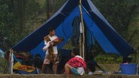 Sejumlah anak bermain di tenda darurat di tempat penampungan pengungsi korban gempa bumi di Pemenang, Lombok Utara, Lombok Utara, NTB, Selasa (7/8). ANTARA FOTO/Zabur Karuru.
