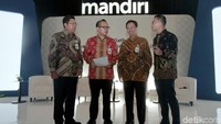 Direktur Treasury dan International Banking Bank Mandiri Darmawan Junaidi, Direktur Utama Bank Mandiri Kartika Wirjoatmodjo, pejabat eksekutif bidang keuangan Panji Irawan, dan Dirut Mandiri Sekuritas Silvano Rumantir berbincang saat membuka investor gathering penerbitan obligasi penawaran umum berkelanjutan I tahap III tahun 2018 di Jakarta, Rabu, (8/8).