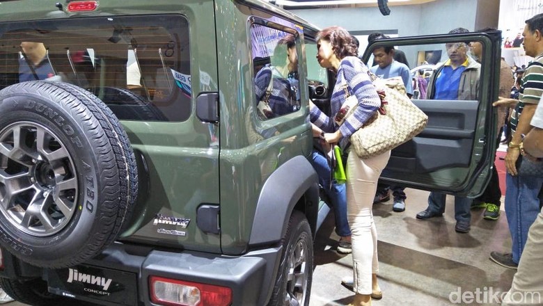 Pengunjung GIIAS melihat mobil Suzuki Jimny (Foto: Ruly Kurniawan) Pengunjung GIIAS melihat mobil Suzuki Jimny (Foto: Ruly Kurniawan)