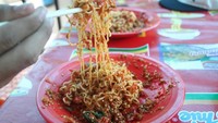 Bukan hanya menjajal makanan tradisional saja, Eike juga penasaran dengan kuliner yang lagi tren di Indonesia. Ia berani mencoba pedasnya mie abang adek. Foto: instagram @bulekulineran