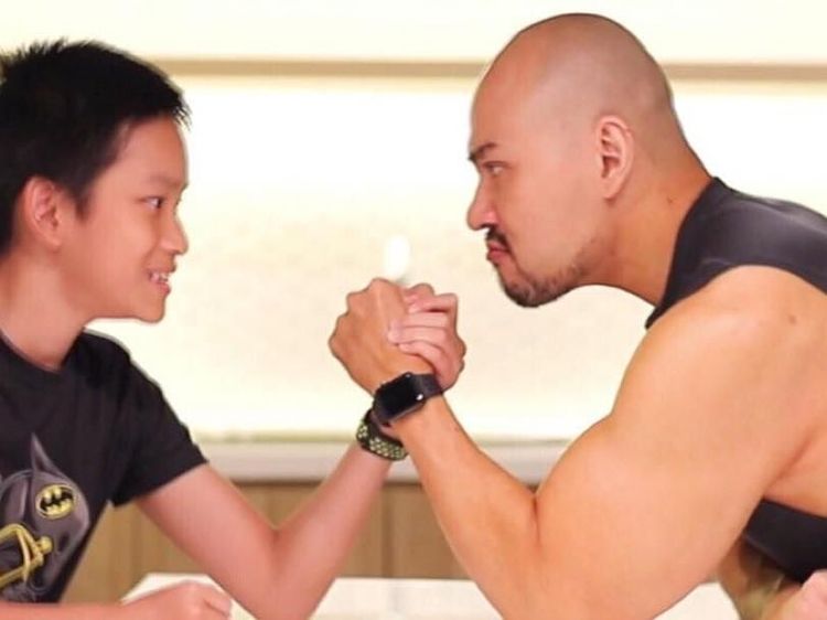 Intip Gaya Olahraga Azka Corbuzier, Mau Saingi Ayahnya Nih?