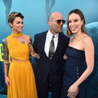 Ada wanita cantik yang mengelilingi Jason selain Rosie. Tapi tenang, mereka cuma lawan main Jason di film The Meg. Mereka adalah Ruby Rose dan Jessica McNamee. (Foto: Getty Images)