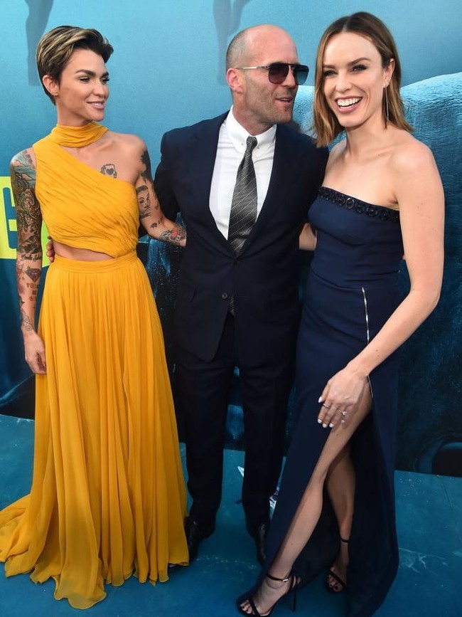 Ada wanita cantik yang mengelilingi Jason selain Rosie. Tapi tenang, mereka cuma lawan main Jason di film The Meg. Mereka adalah Ruby Rose dan Jessica McNamee. (Foto: Getty Images)