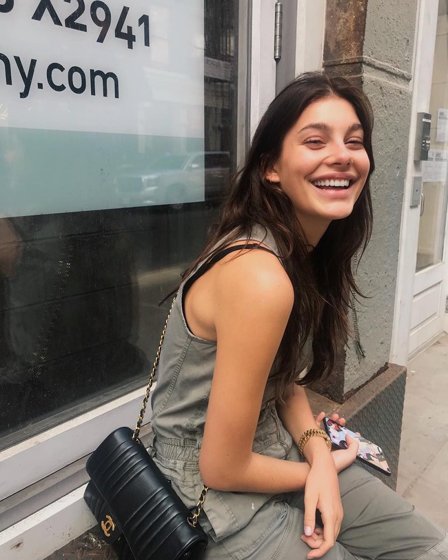 Camila punya kecantikan natural. Meski tanpa makeup, wajahnya tetap terlihat mempesona. Foto: dok. Instagram (camilamorrone)