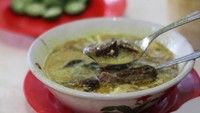 Nah soto Betawi ini enak banget. Beda dengan yaang lain sedikit dan ada banyak daging! tulis Eike pada captions fotonya ini. Foto: instagram @bulekulineran