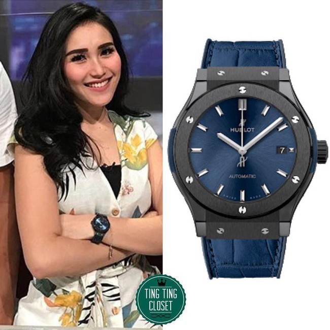 Jam tangan mewah berikutnya dari Swiss yang dipakai Ayu Ting Ting datang dari brand Hublot. Penyanyi yang ikut meramaikan acara Brownis di Trans TV itu terlihat memakai jam tangan Hublot seri Classic Fusion berwarna biru. Jam tangan yang bagian dalamnya dihiasi kristal safir itu harganya mencapai 12.200 Euro atau sekitar Rp 205 juta. Foto: Instagram @tingtingcloset
