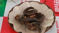 Makan belut, Eike awalnya melihat seperti ular tapi pas sudah dicoba ia bilang enak. Aku kaget itu enak begitu, crispy dan endessss! katanya. Foto: instagram @bulekulineran