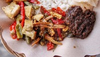 Nasi putih, dadar telur, oseng tahu dan tempe plus bumbu rendang. Sudah enak buat sarapan. Foto : Instagram @deritamakan