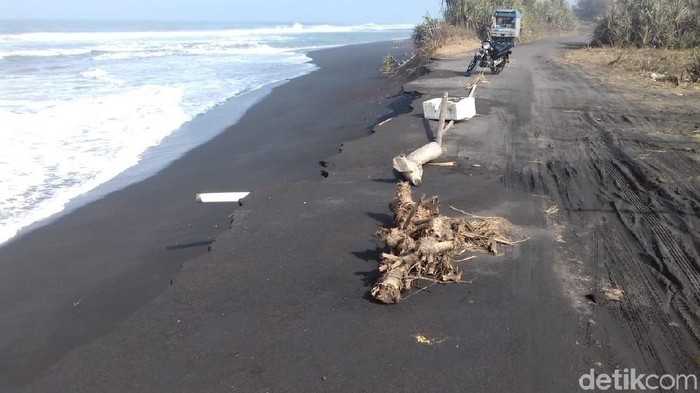Ombak Tinggi Rusak Jalan Pantai Glagah Dan Ancam Tambak Udang