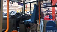 Selain kendaraan listrik, Hino turut juga menampilkan truk berbahan bakar gas atau compressed natural gas (CNG) Hino FM 360 Trractor Head. Jagoan dalam menarik container ini memiliki tenaga besar yaitu 360 PS dengan torsi maksimal 125/1.200 kgm/rrpm. Dengan menggunakan bahan bakar gas, emisi gas buang lebih ramah lingkungan. Foto: Akfa Nasrulhak
