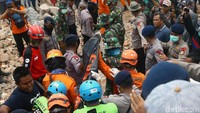 Sejumlah petugas penyelamat gabungan terlihat membawa jenazah menuju ambulans usai berhasil dievakuasi dari runtuhan bangunan masjid.